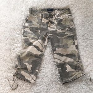 ✂️ DEJA BLEU Camouflage capris size 3/4 by deja bleu